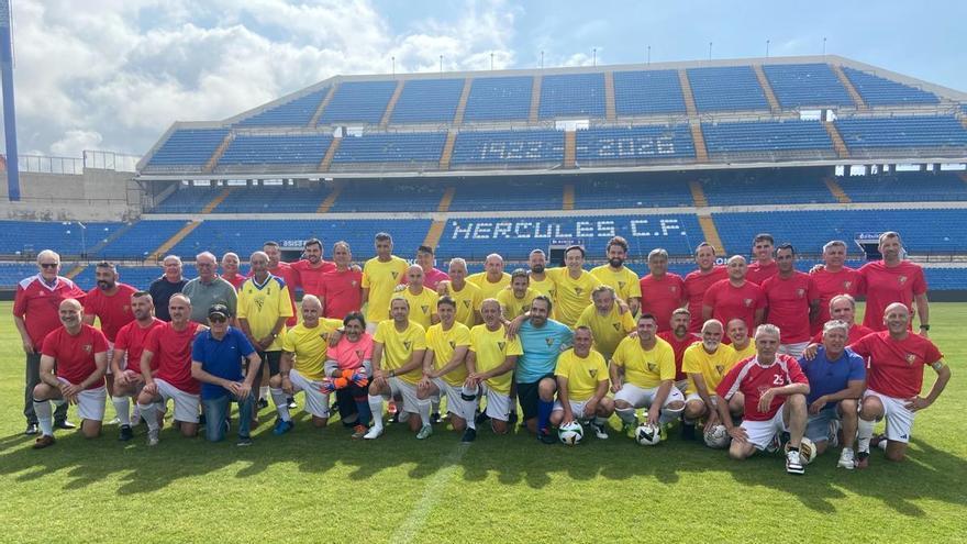Los veteranos del Club 31 celebran sus 50 años con un partido de fútbol en el Rico Pérez