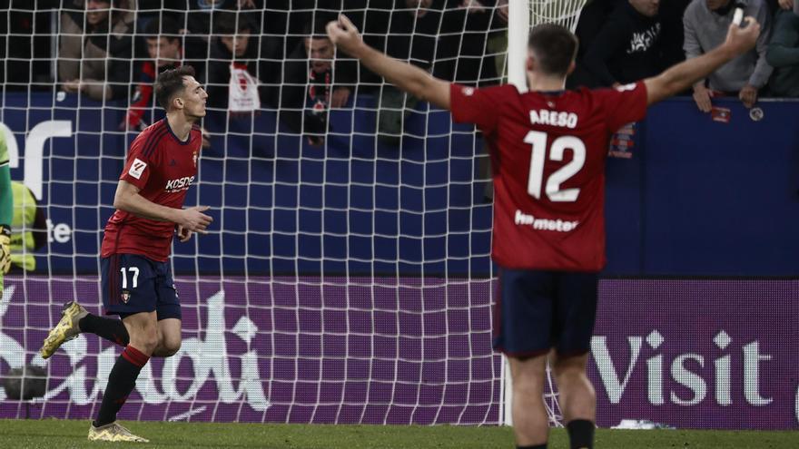 Los jugadores de Osasuna celebran su gol al Almería.