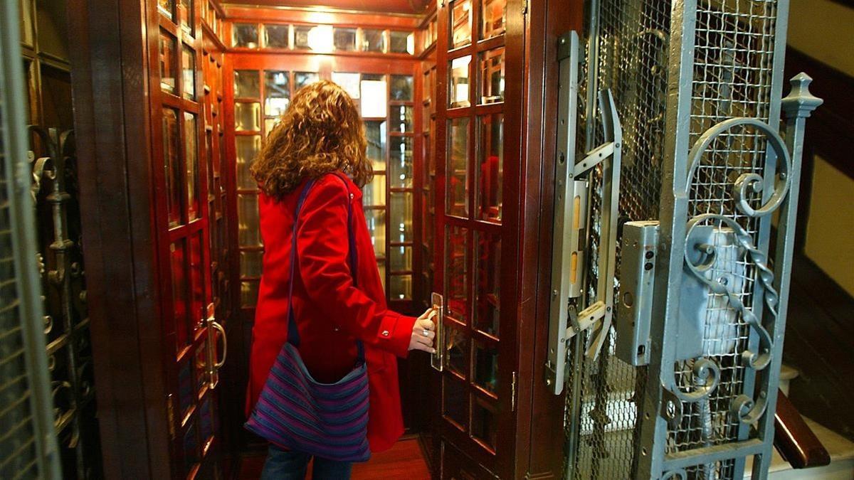 Una mujer entra en un ascensor de Madrid