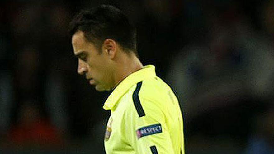 Xavi se retira cabizbajo tras el PSG-Barcelona.