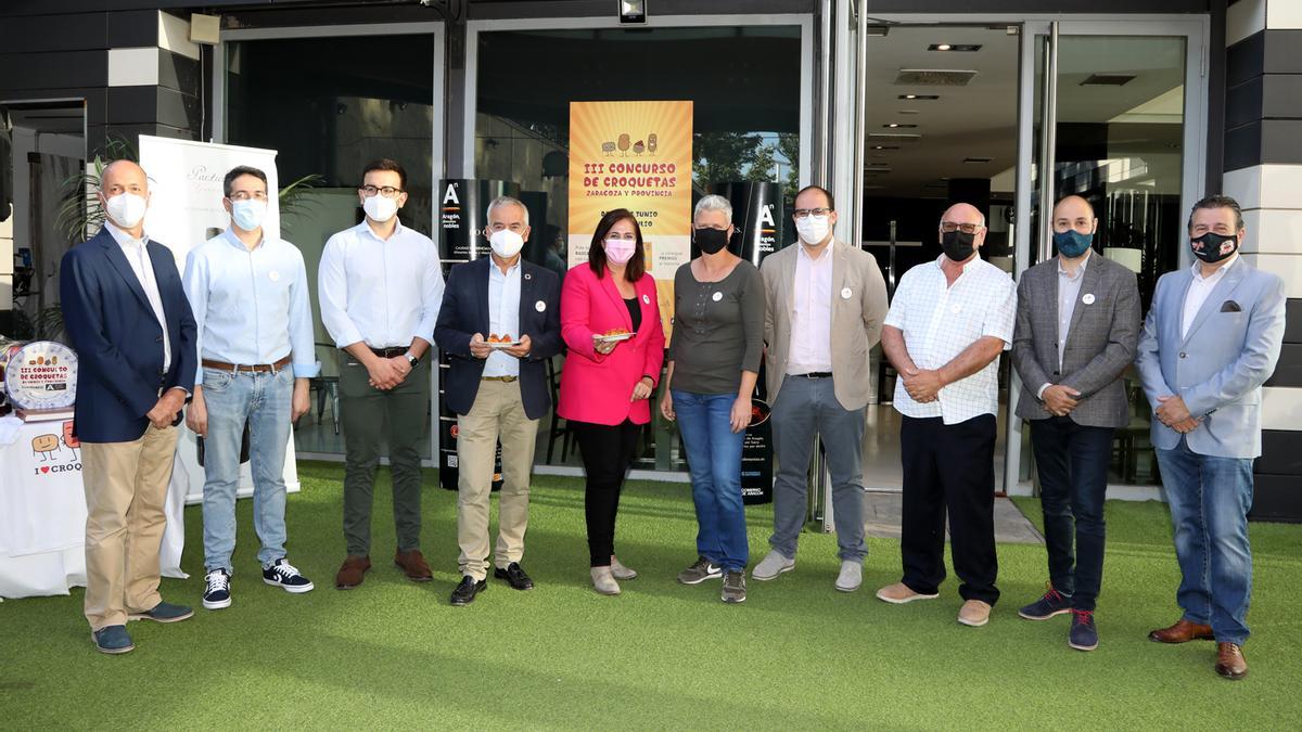 Foto de grupo con los organizadores y patrocinadores