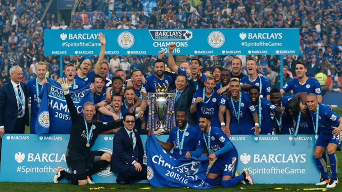 Jugadores, técnicos, directivos y el propietario del Leicester, celebrando el título en el terreno de juego