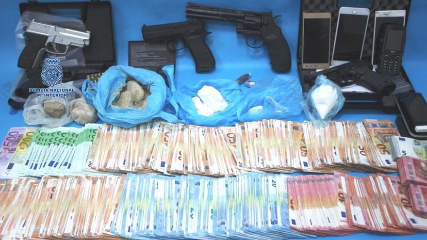 Droga, dinero en efectivo y armas simuladas, entre los efectos decomisados por la Policía Nacional de Pontevedra.