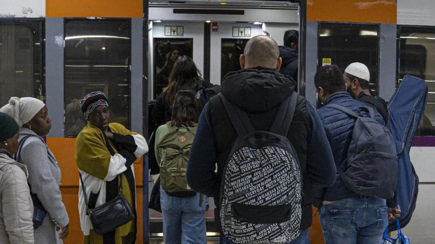 Un tren de Rodalies a l’estació de Sants. | SANDRA ROMAN