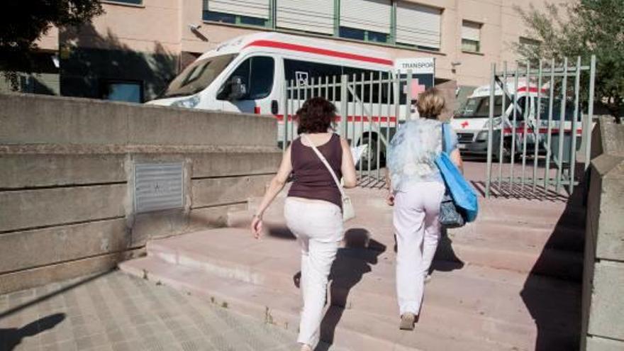 Les agents judicials accedeixen a la residència Els Arcs de Figueres.