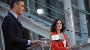 Archivo - El presidente del Gobierno, Pedro Sánchez, y la presidenta de la Comunidad de Madrid, Isabel Díaz Ayuso, ofrecen una rueda de prensa tras su reunión en la sede de la Presidencia regional, en Madrid (España), a 21 de septiembre de 2020.