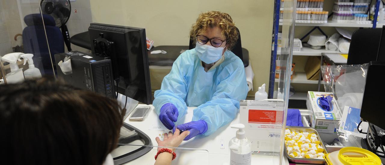 Una sanitaria realiza un test para diagnosticar el COVID.