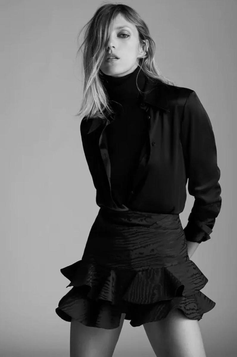 Minifalda con volantes en color negro de Zara