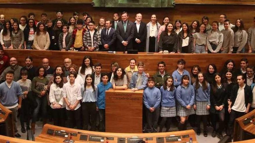 Foto de familia de los alumnos participantes ayer en la final de la Liga de Debate, acompañados por los miembros del jurado, en la Junta del Principado.