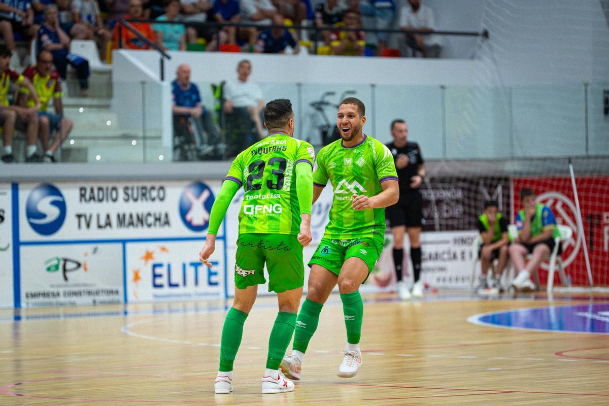Charuto y Piqueras celebran un gol.