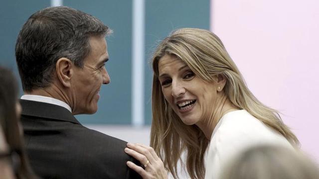 Pedro Sánchez i Yolanda Díaz, durant l’acte de firma de la pujada del salari mínim, al febrer. | JOSÉ LUIS ROCA