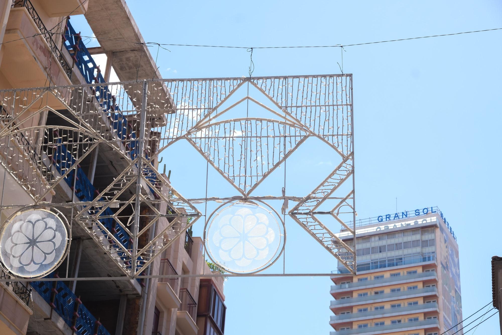 Instalan los arcos de Hogueras en el centro de Alicante