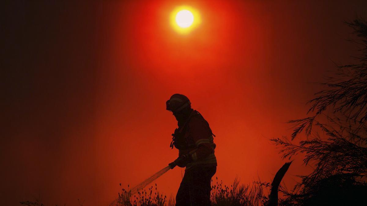 Un bomber, en l’extinció d’un foc a Valpaços, a Portugal. | PEDRO SARMENTO COSTA / EFE / EPA