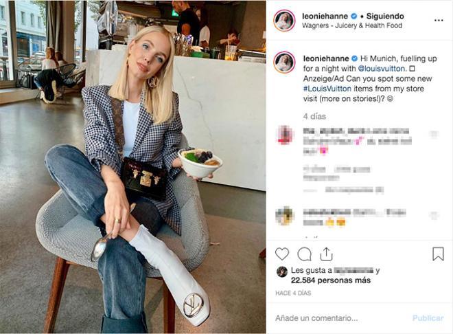 La 'influencer' alemana Leonie Hanne con botines de punta cuadrada de Louis Vuitton