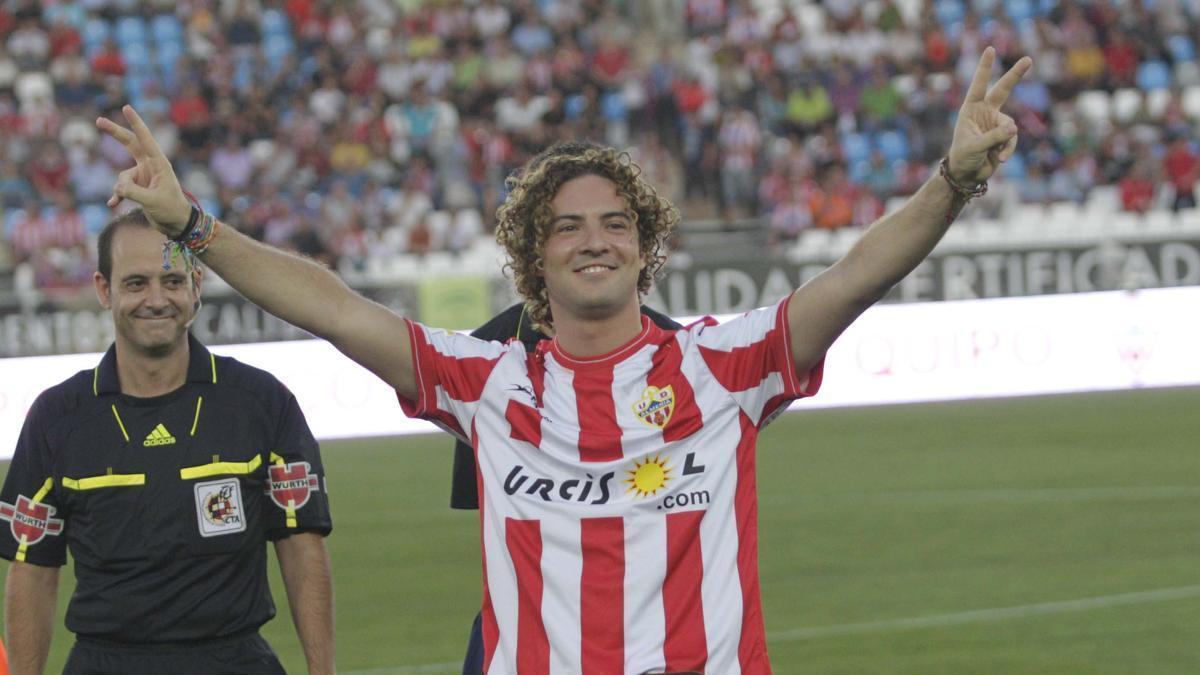David Bisbal, con la camiseta del Almería.