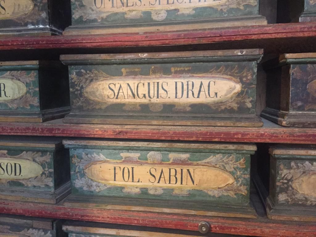 Cajones que contienen ingredientes ancestrales en Santa Maria della Scalla.