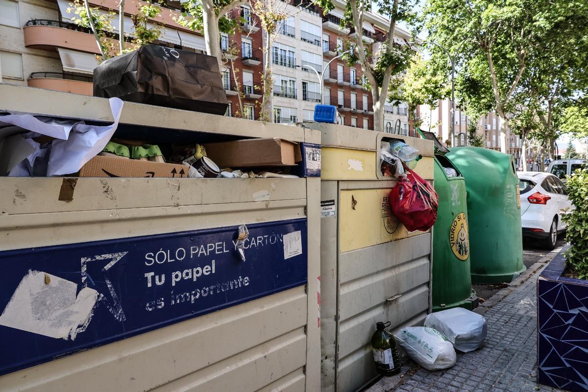 Contenedores a rebosar este martes por la mañana en Ibi