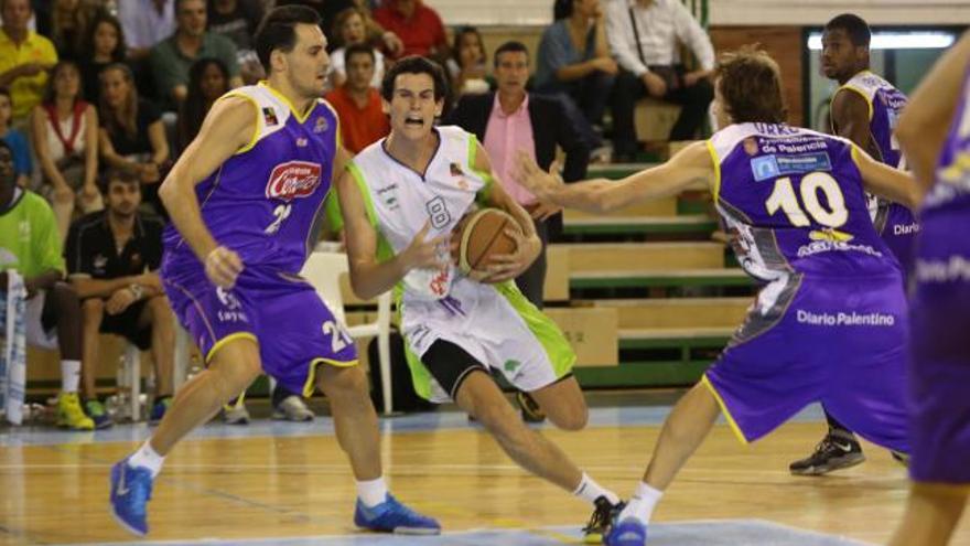 Tautvydas Sabonis, en la lucha por el rebote ofensivo.