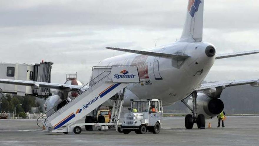 Un avión de Spanair, durante la actividad de la compañía en el aeropuerto de Alvedro. / fran martínez