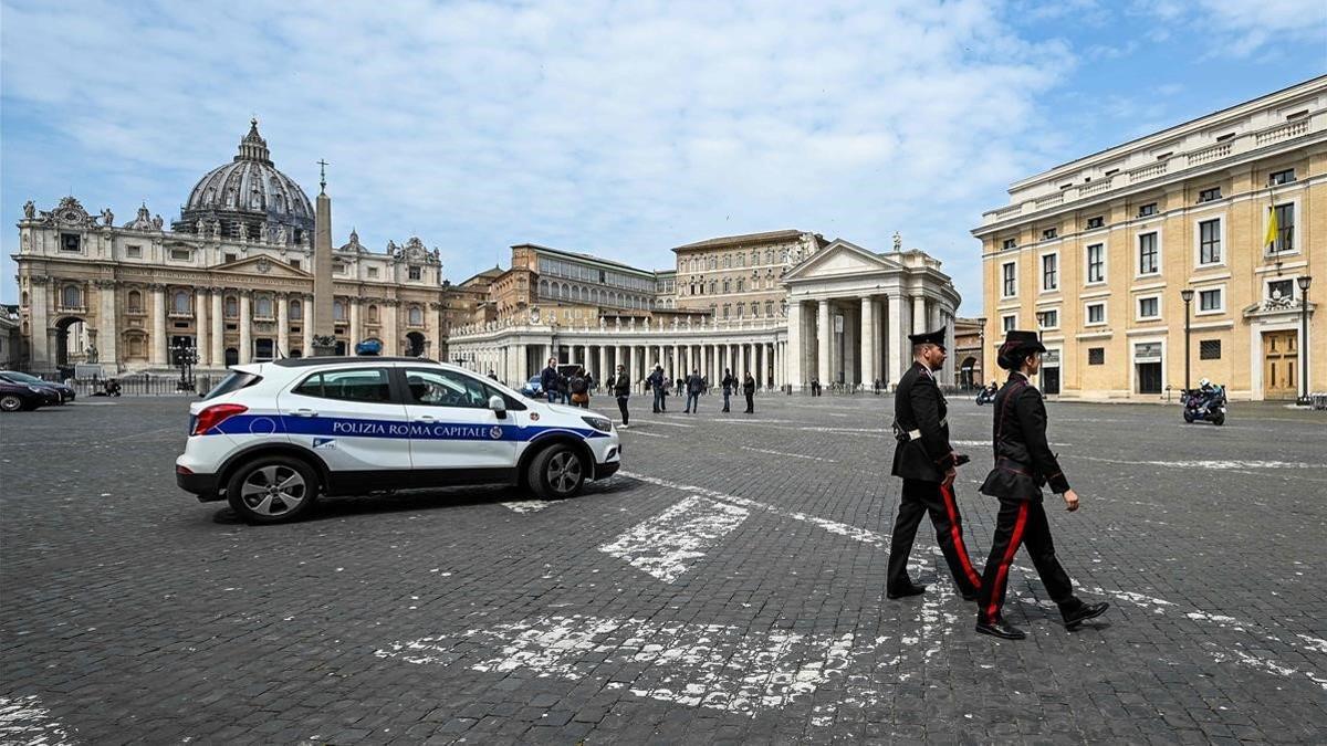 Una pareja de policías patrulla por la plaza del papa Pío XII de Roma, este lunes.