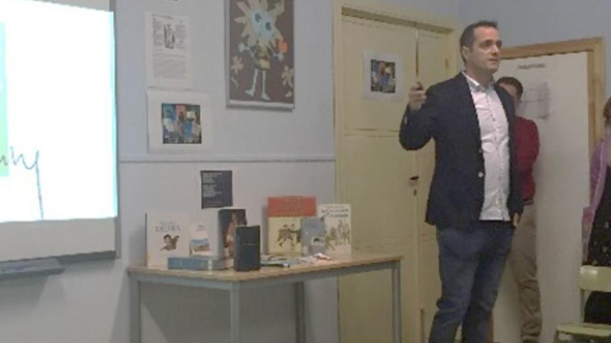 Germán Delibes Caballero, durante una charla en el aula.