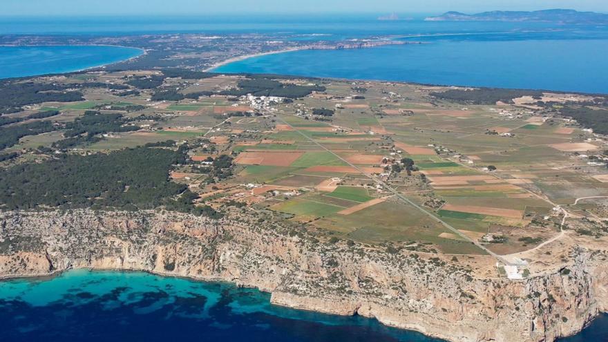 Vista aérea de Formentera desde la Mola con es Vedrà y Eivissa al fondo. | GERARDO FERRERO