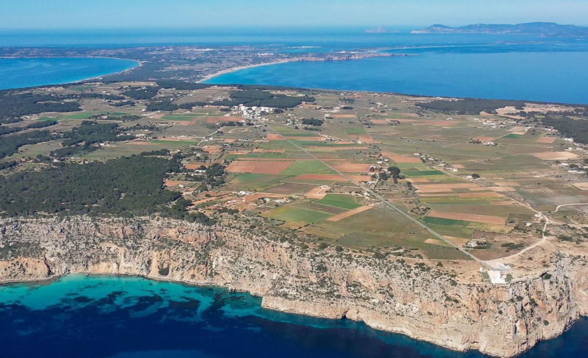 Vista aérea de Formentera desde la Mola con es Vedrà y Eivissa al fondo. | GERARDO FERRERO