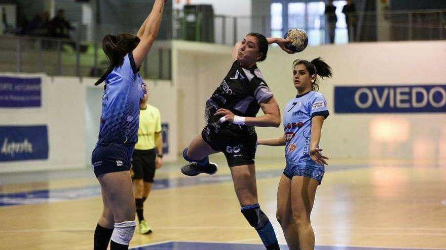 Estefanía Parapar se dispone a lanzar a puerta entre dos jugadoras del Seis do Nadal-Coia.