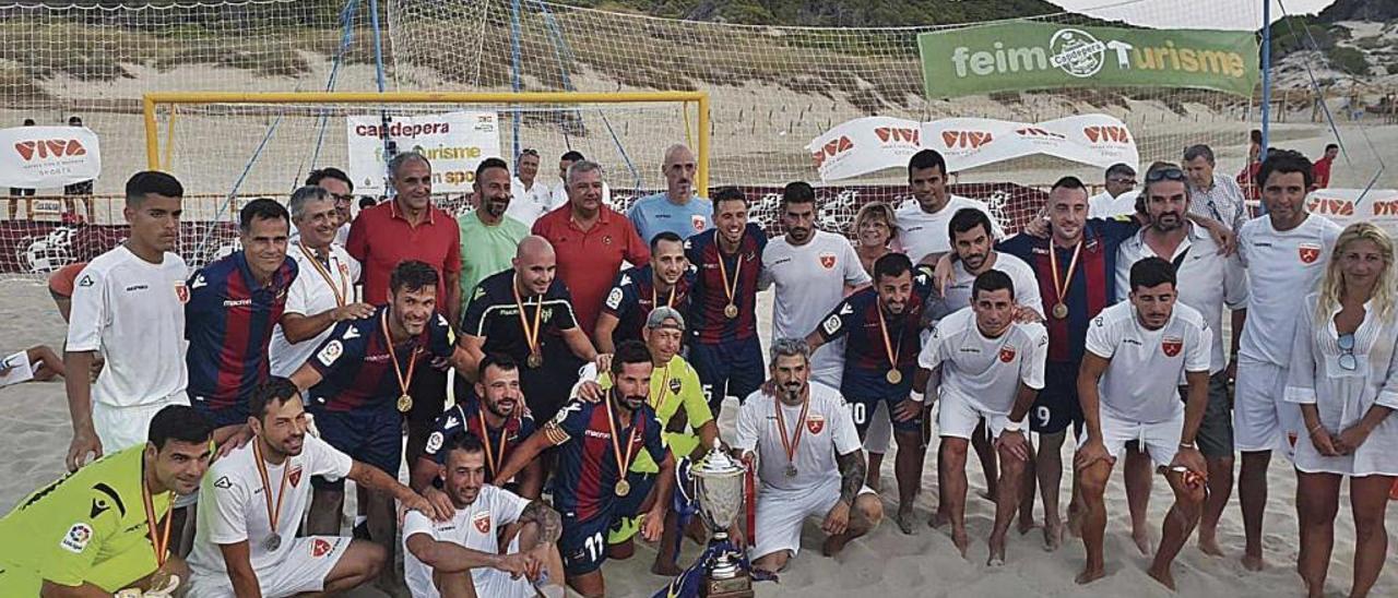 Formaciones del San Francisco y el Levante de fÃºtbol playa tras la final de la Supercopa.