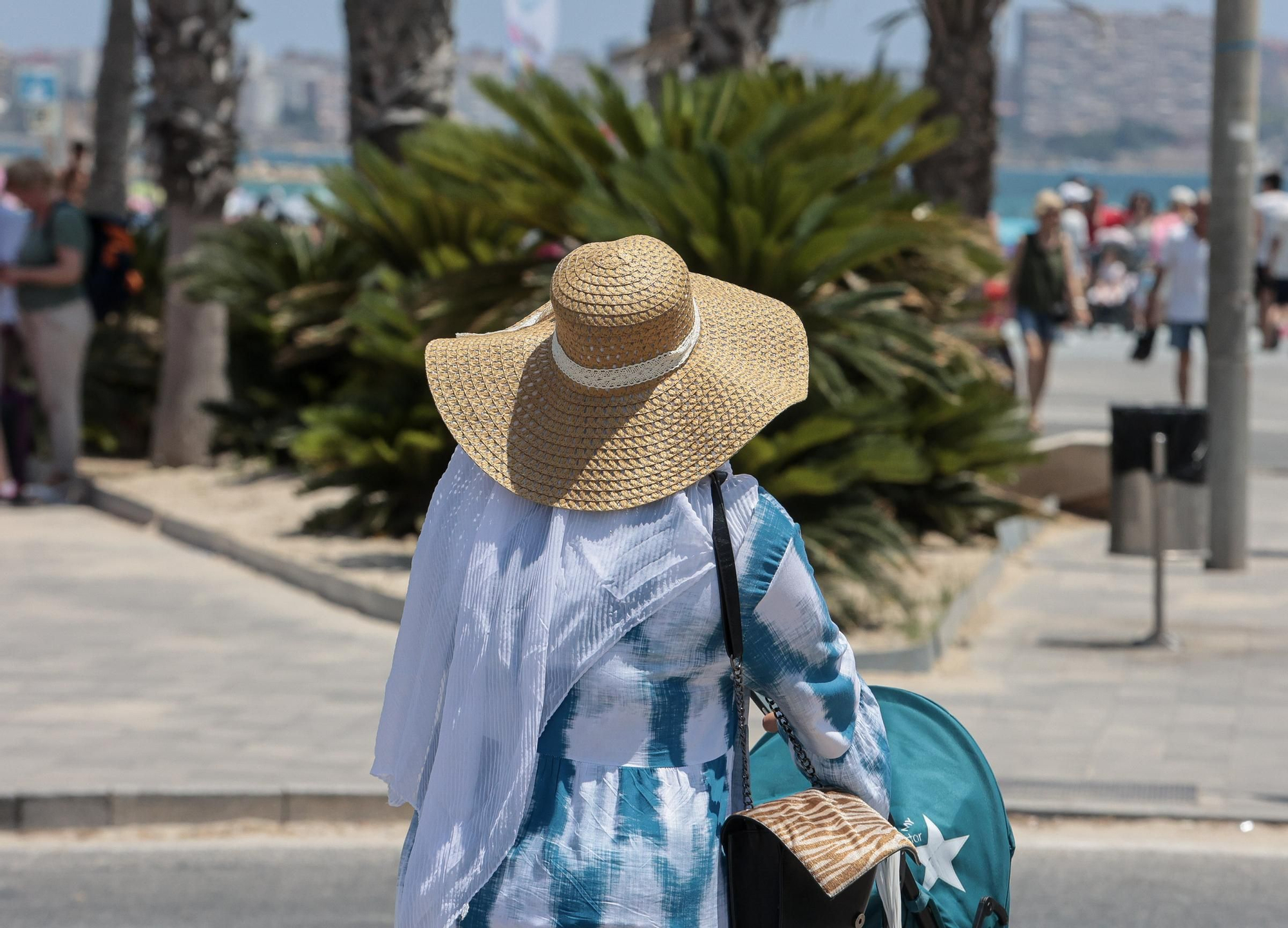 Mil maneras de protegerse del sol cuando el calor "aprieta" en la provincia de Alicante