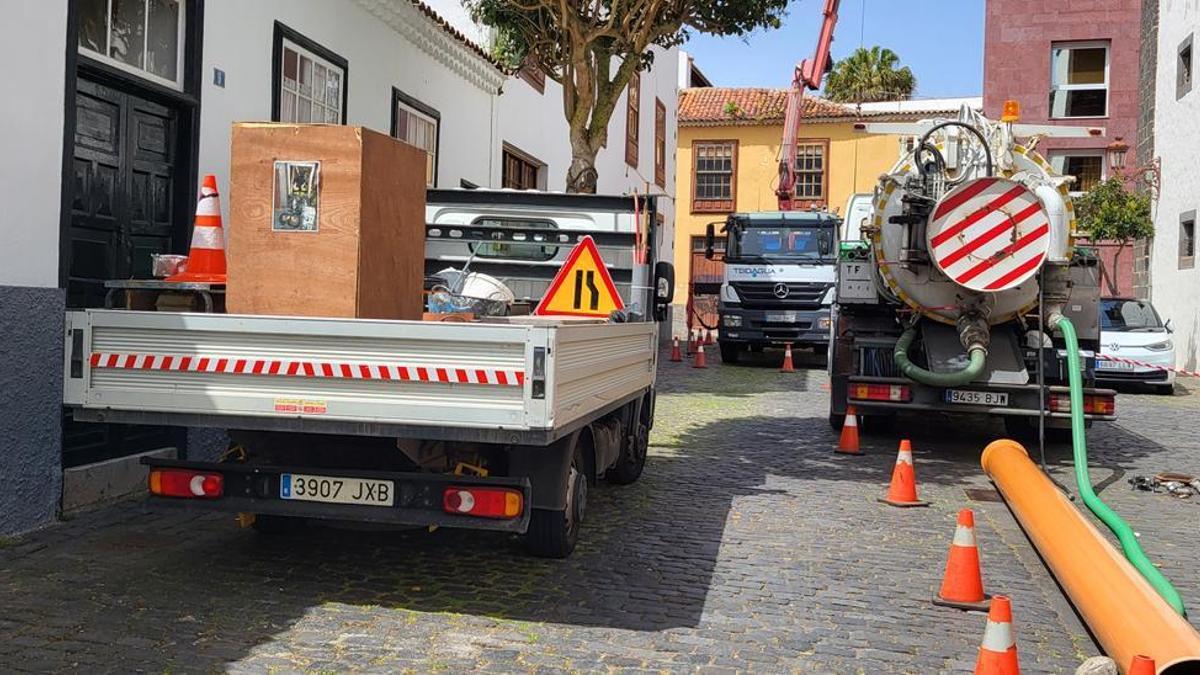 Vehículos de Teidagua, en el exterior de las instalaciones de la empresa, durante una actividad.