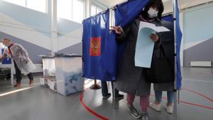 Una mujer tras depositar su voto en la urna de un colegio electoral en San Petersburgo.