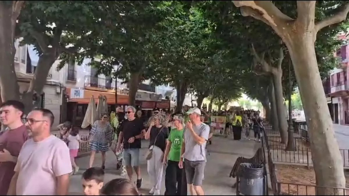 Carcaixent une a docentes, familias y vecinos en una marcha por la educación pública