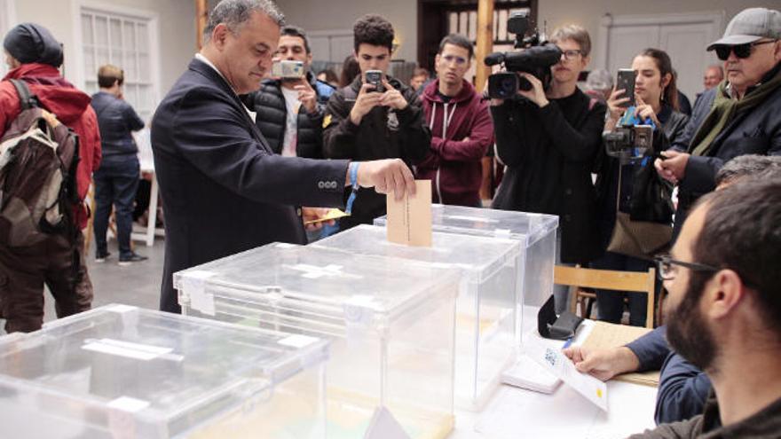 El candidato de CC votando el domingo en un colegio de La Laguna.