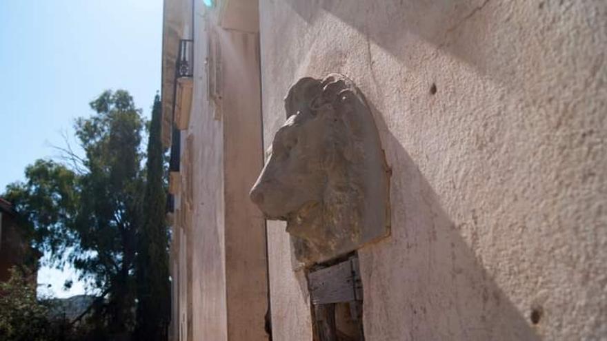 La escultura en alto relieve sustraída en la Colonia de Santa Eulalia.