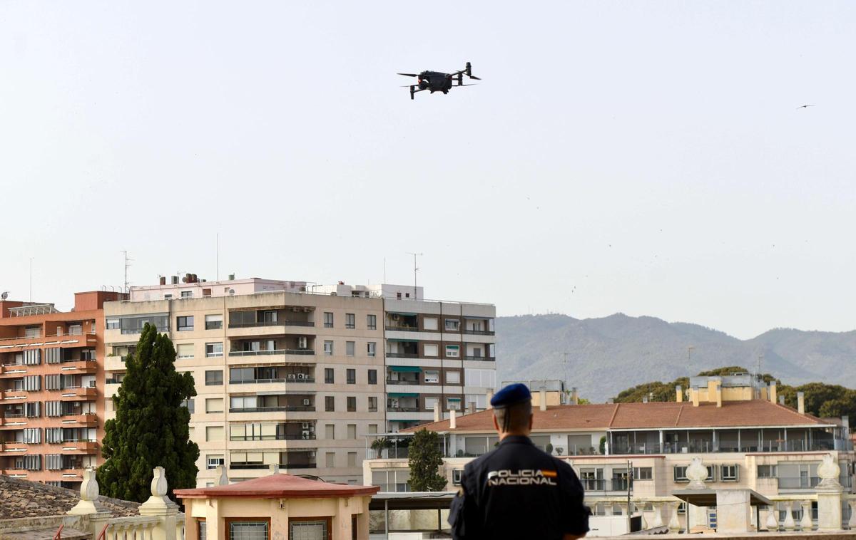 El inspector Javier Corral Alonso, jefe de la Unidad Aérea de la Policía, junto a un dron en los cielos.