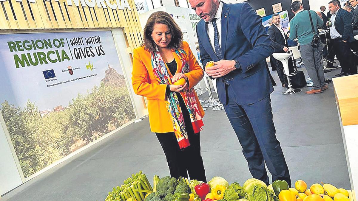 El consejero Luengo y su  homóloga andaluza, la  consejera Crespo