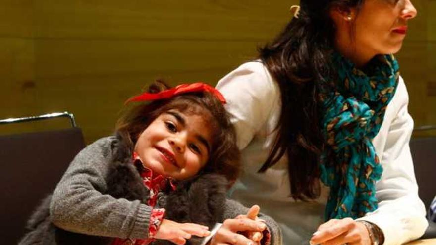 La pequeña Daniela Barrios junto a su madre, María Campillo, natural de Carbajales de Alba.