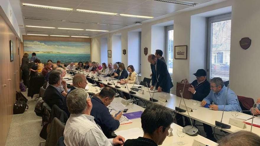 Integrantes de la delegación asturiana y otras cofradías afectadas por el reparto de cupos, ayer, durante la reunión en la Secretaría General de Pesca.