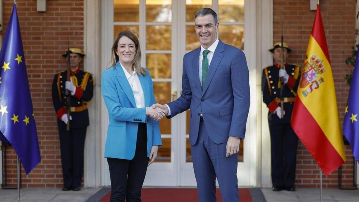 El presidente del Gobierno, Pedro Sánchez, y la presidenta del Parlamento Europeo, Roberta Metsola.