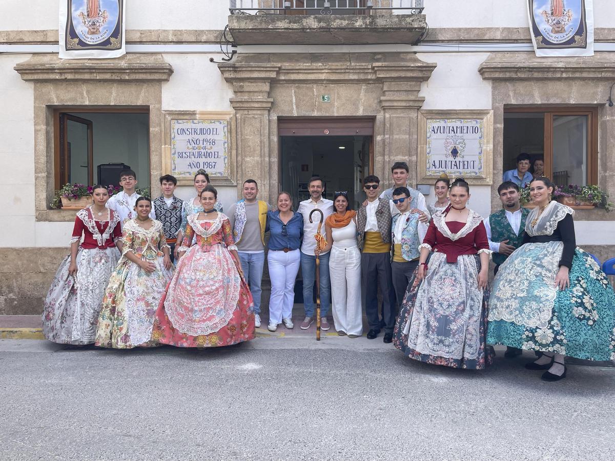 Els festers i l'alcalde i la regidora Mayte Roldán