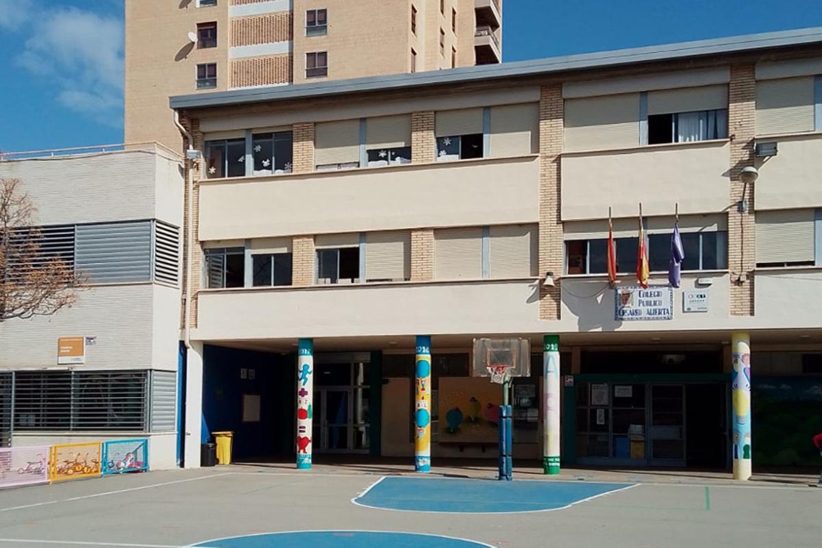 Fachada principal del colegio Cesáreo Alierta, en una imagen de archivo.