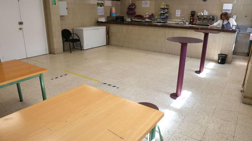 La cafetería del IES Álvaro Cunqueiro, uno de los lotes que salen a licitación.   | // JOSÉ LORES