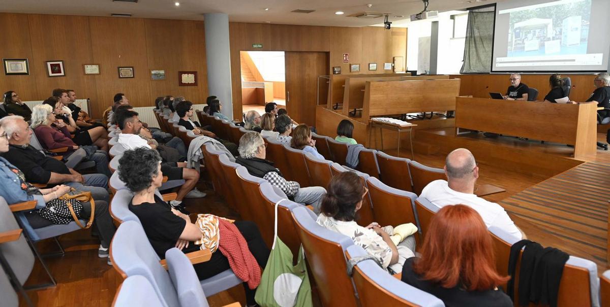Un momento de la presentación del estudio por la Plataforma Augas Limpas en el Concello.