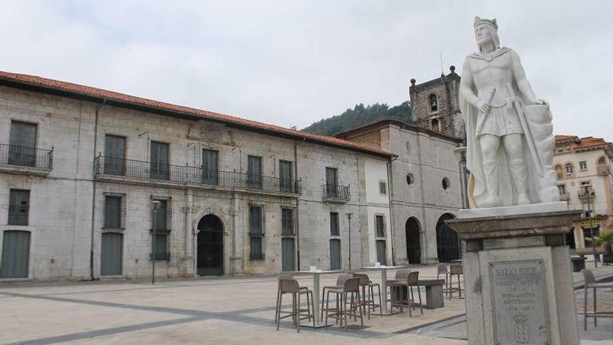 Palacio de Moutas y estatua del Rey Silo, en Pravia.