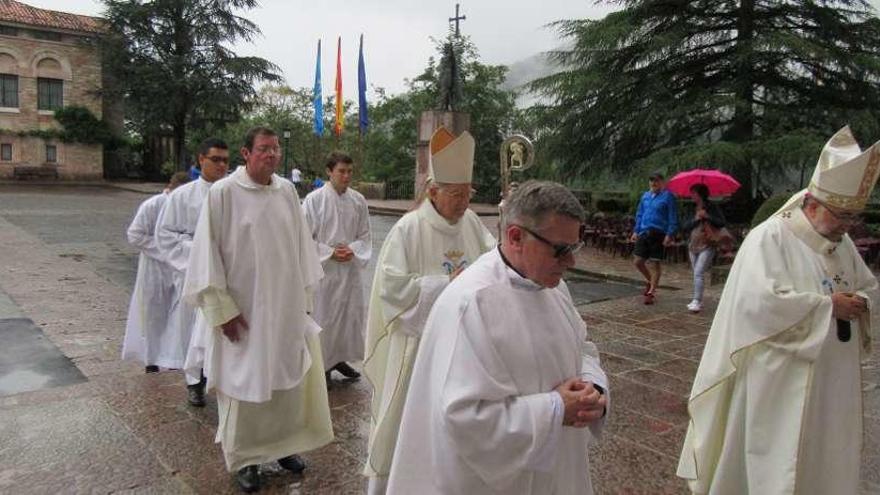 La explanada de la basílica, sin apenas gente por la lluvia, durante la novena, imagen inédita estos días en Covadonga.