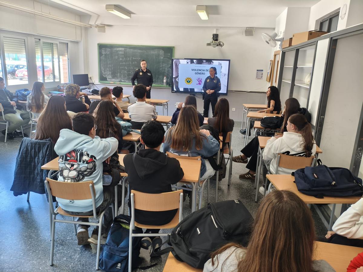 La Policía Local imparte formación sobre violencia de género a los alumnos y alumnas del IES Sedaví.