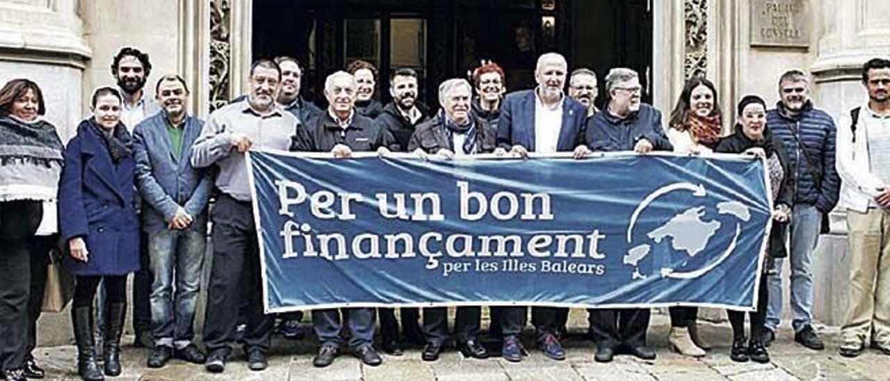 PSIB, Podemos, Més y El Pi: Una pancarta por una &quot;buena financiación&quot;.