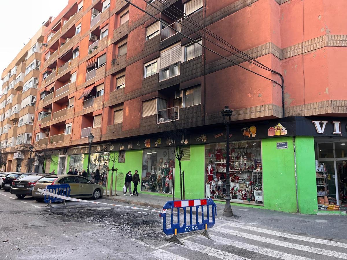Un incendiario siembra el caos en Patraix al quemar 18 contenedores y más de una treintena de vehículos
