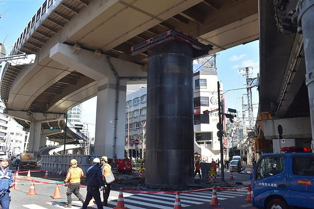 Esta fotografía, tomada el 11 de marzo de 2026, muestra una escena en una obra de alcantarillado en la ciudad de Osaka, donde una tubería de acero se ha elevado a más de 10 metros sobre el nivel del suelo.